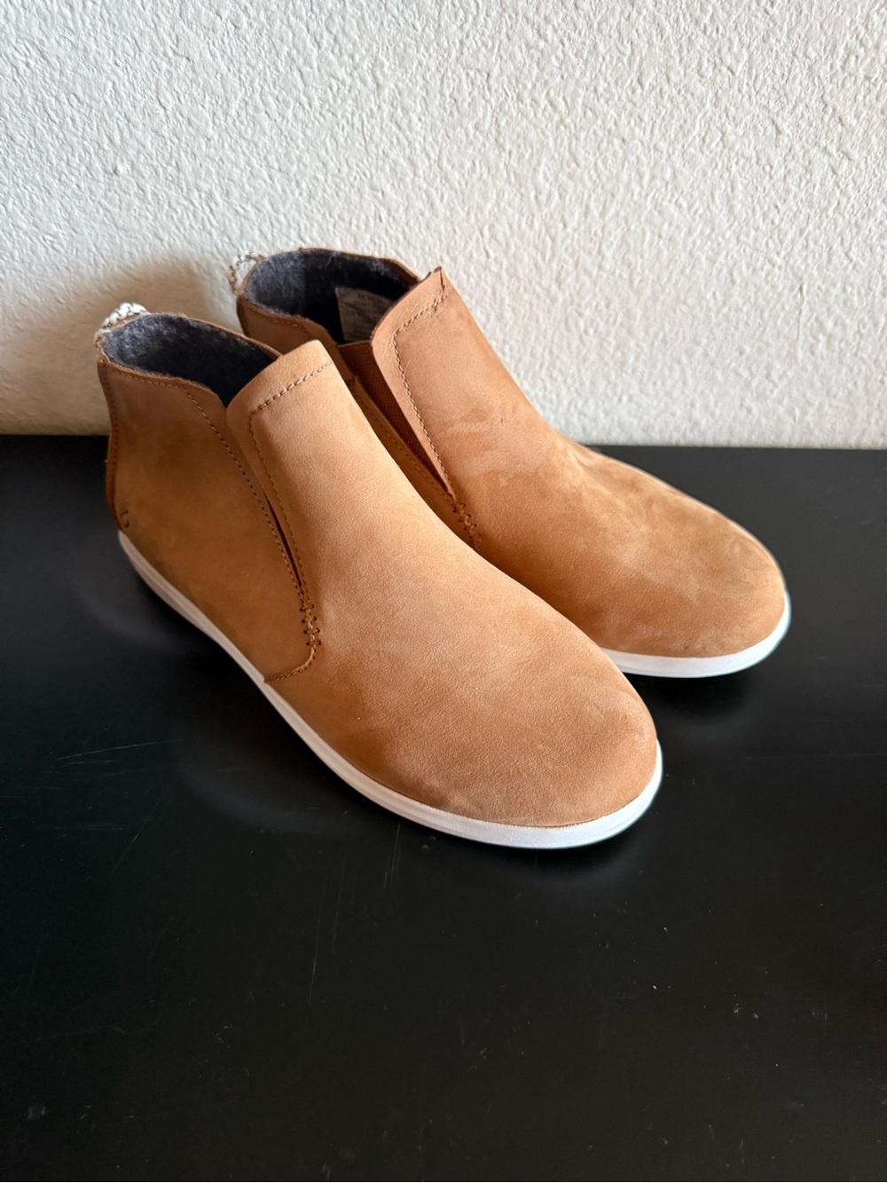 NWOT —OluKai Hawaii’iloa Manu Hope leather ankle booties